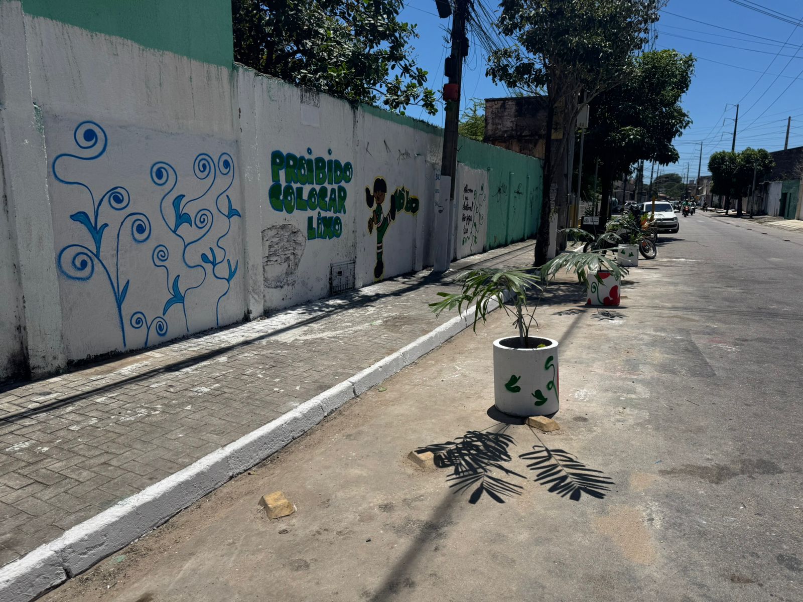 O espaço recebeu serviços de limpeza, plantio de mudas e pintura de mensagens educativas